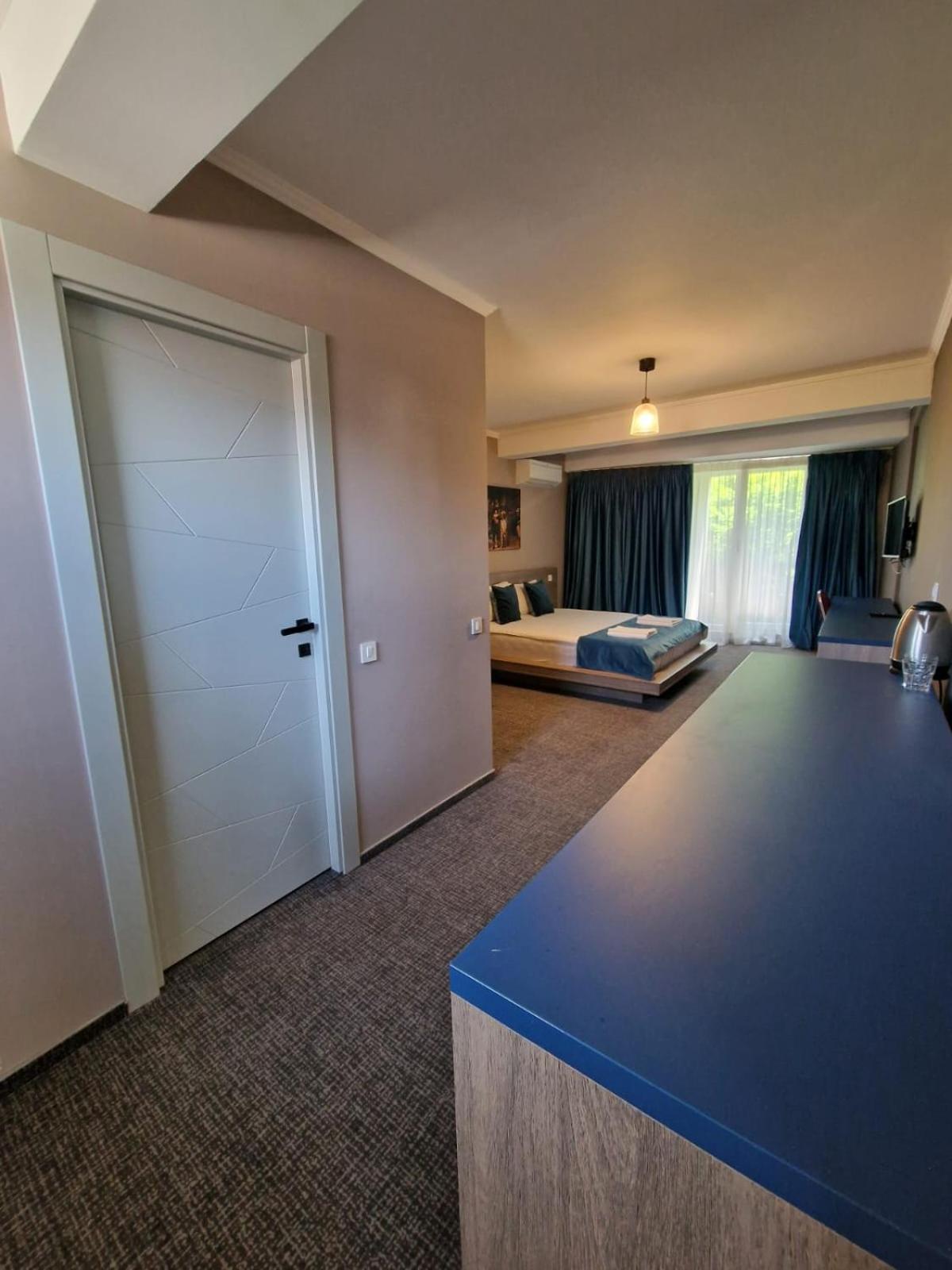Albert Hotel Rosu Bagian luar foto