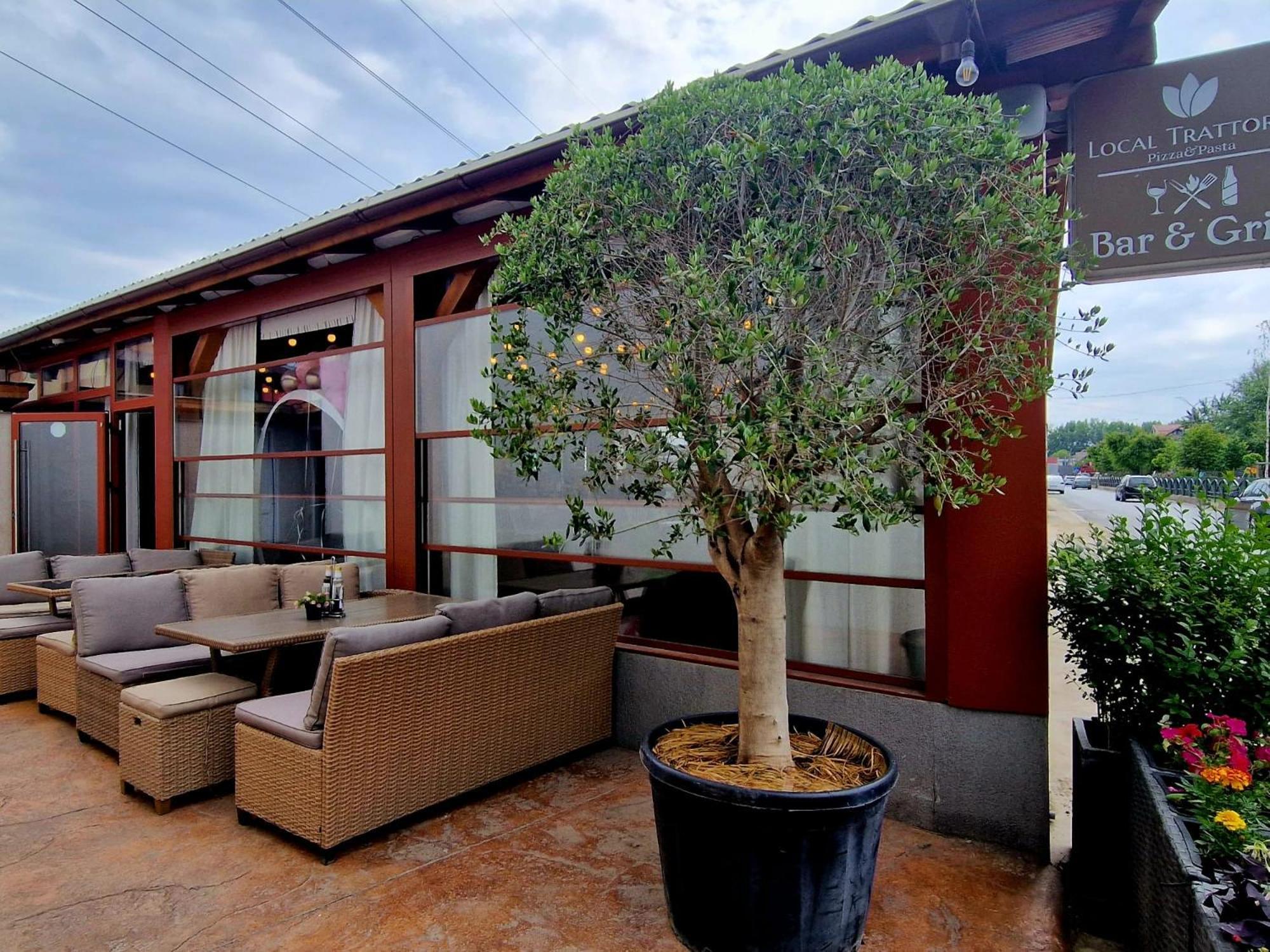 Albert Hotel Rosu Bagian luar foto